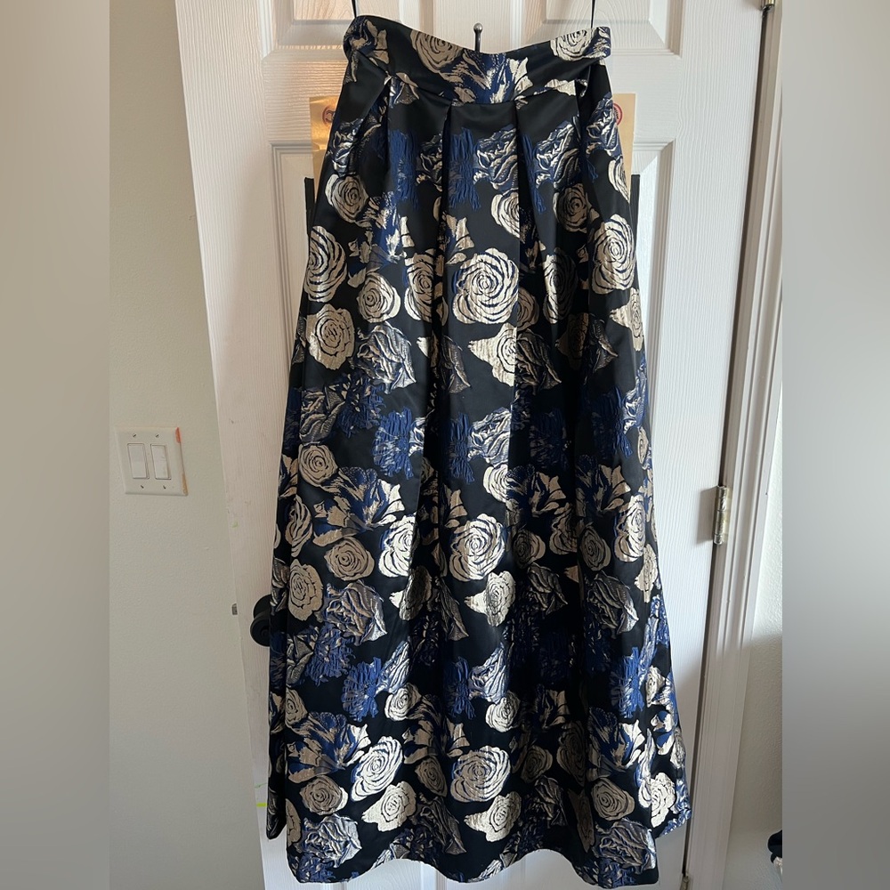 Eliza J Gown Style Skirt. Size 8